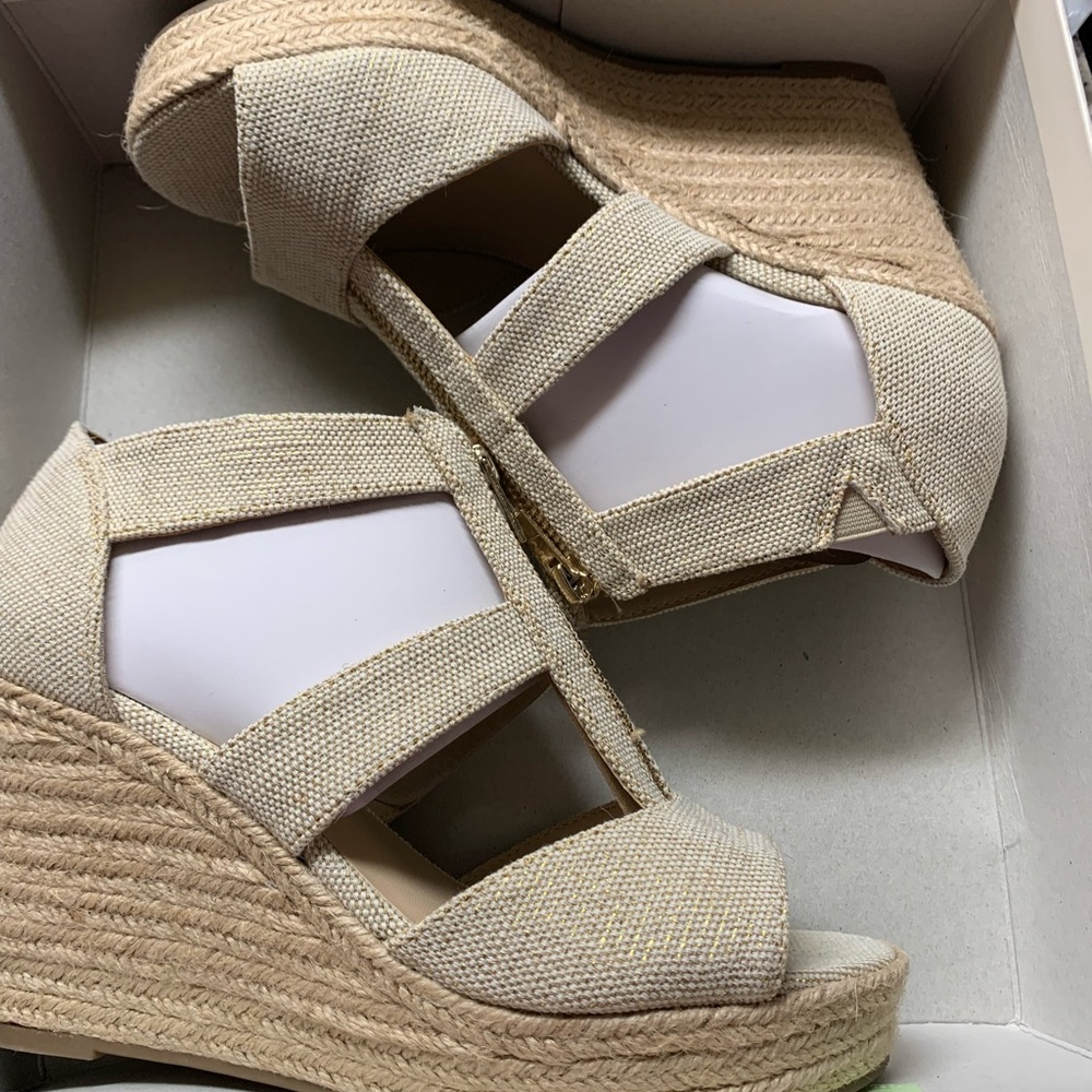 Size 7.5 cream shoes